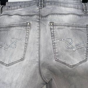 Sz 4R Gray White House Black Market skinny jeans with bling!